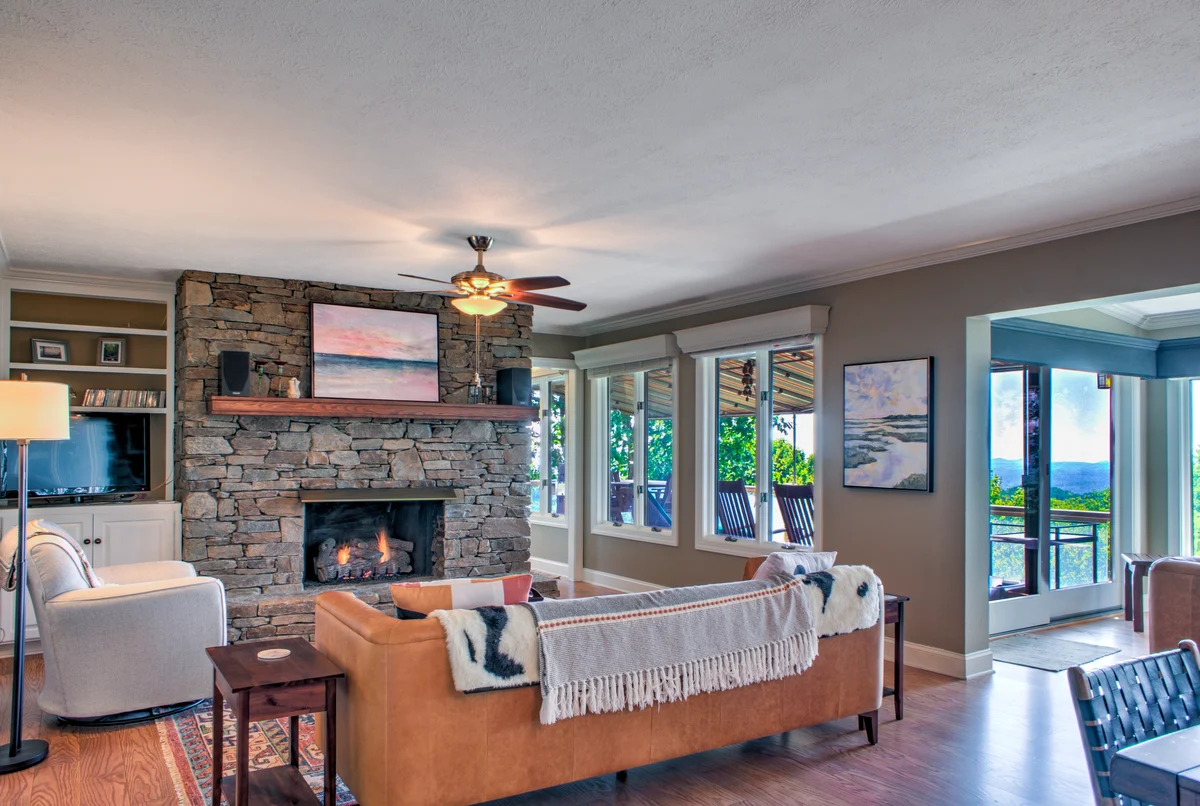 Home in Hendersonville property photo 3