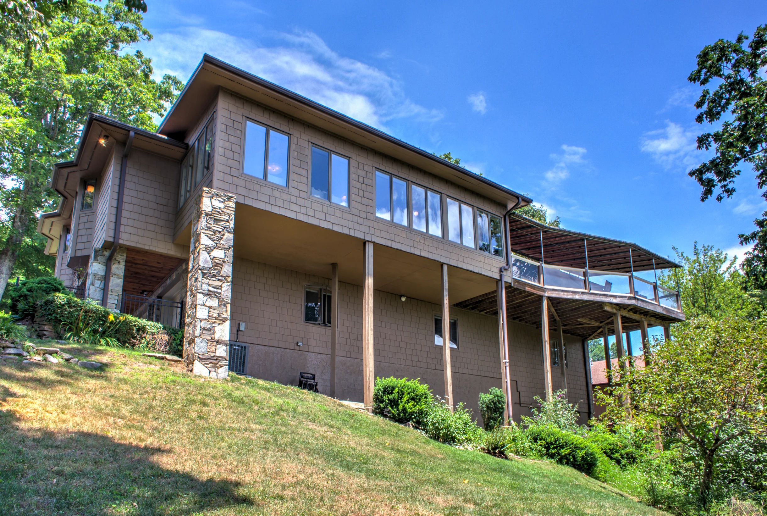 Home in Hendersonville property photo 4