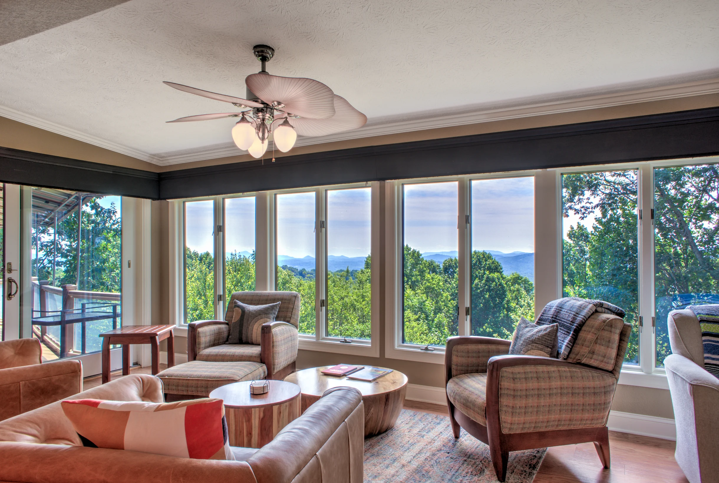 Home in Hendersonville property photo 2