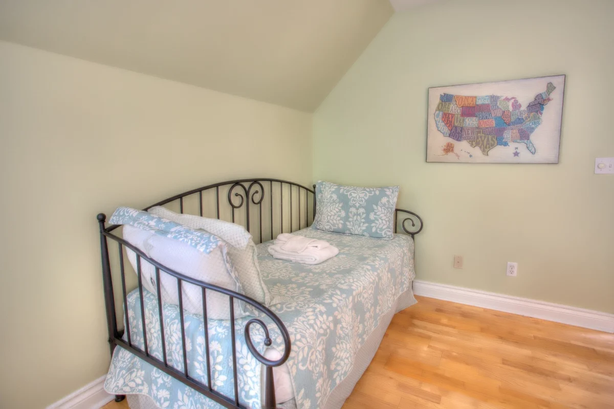 Bedroom 17 image 1