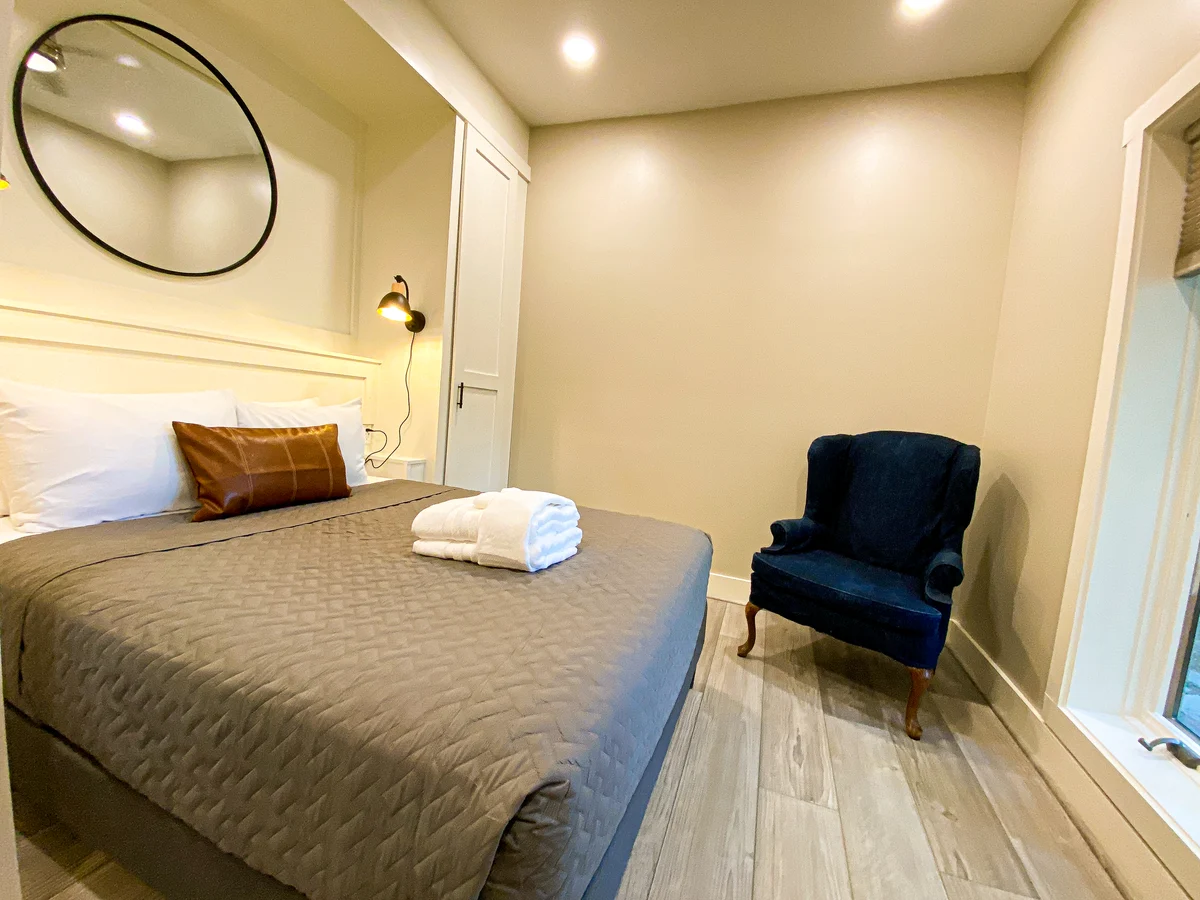 Bedroom 8 image 1