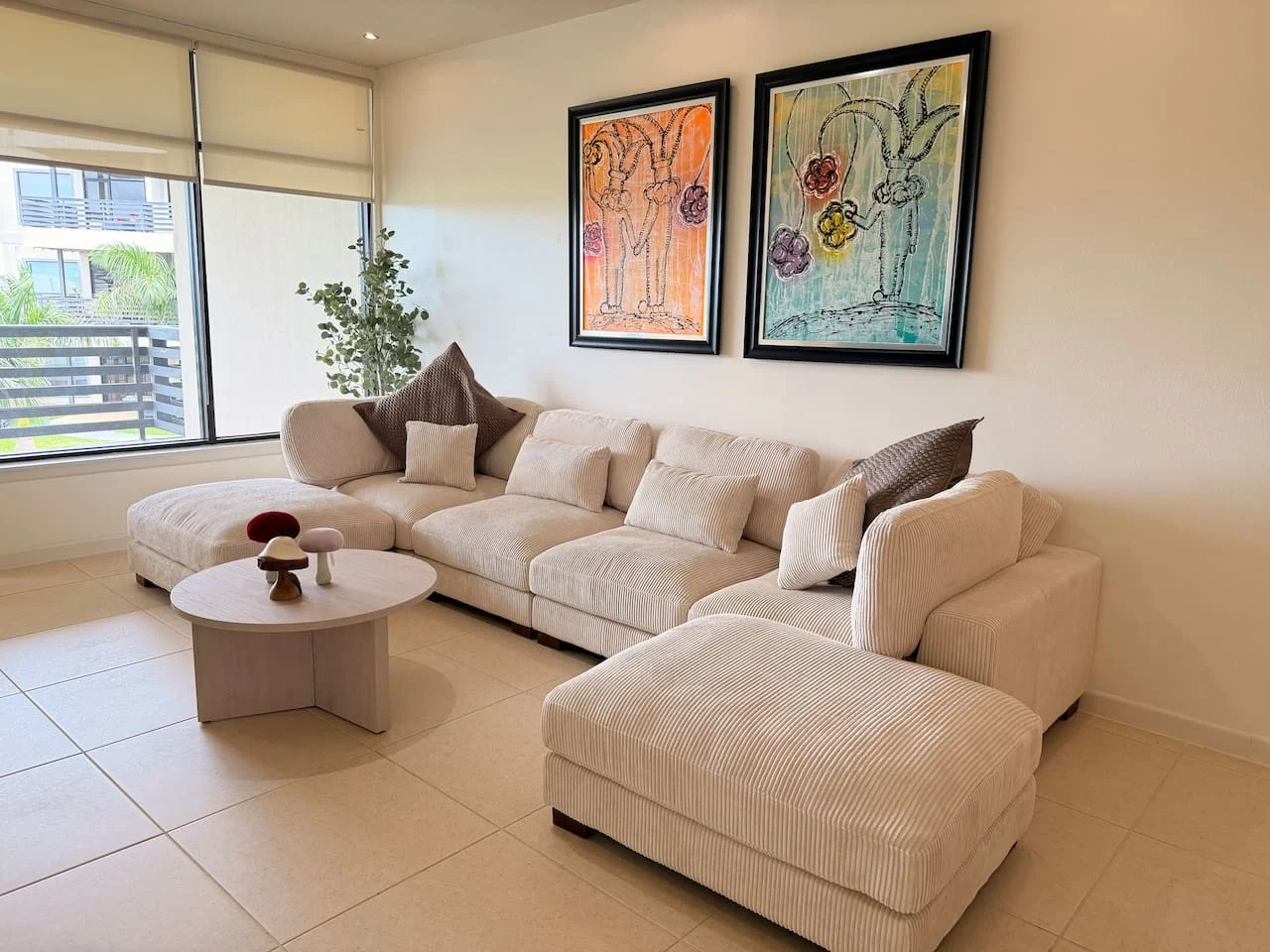 Kitchen and dining table in the Renovated Stylish Condo - Pool and Jacuzzi three-bedroom in Mission, Texas