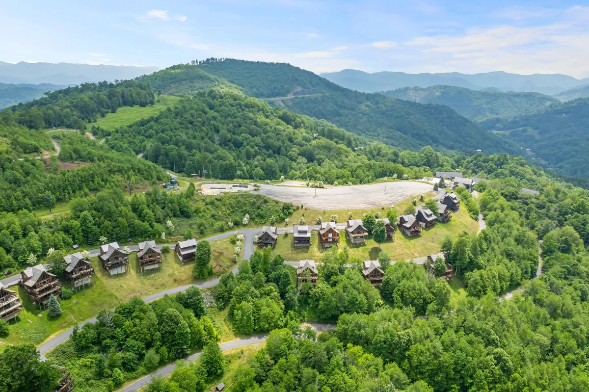 7 min to Hatley Pointe: Views, Hot Tub, 2 Decks property photo 3
