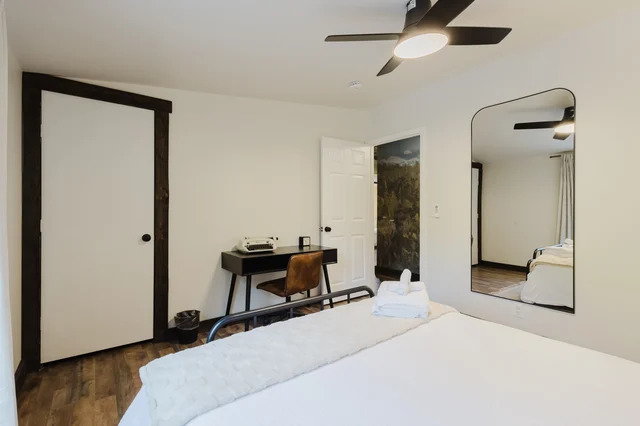 Bedroom 6 image 1