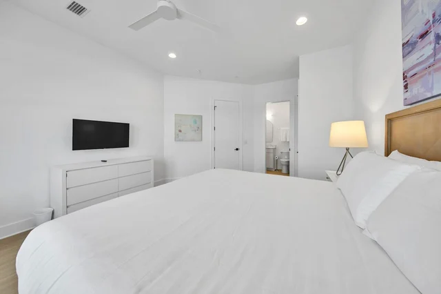 Bedroom 5 image 1