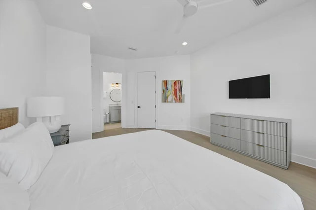 Bedroom 6 image 1