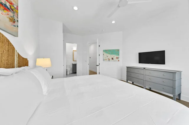 Bedroom 6 image 1