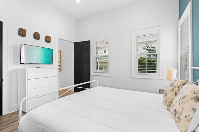 Bedroom 2 image 1