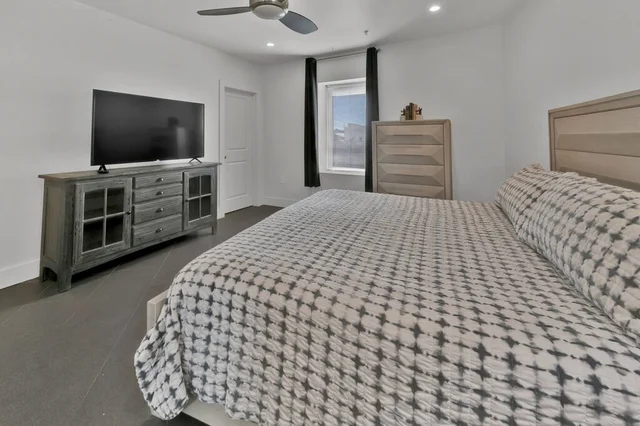 Bedroom 2 image 1