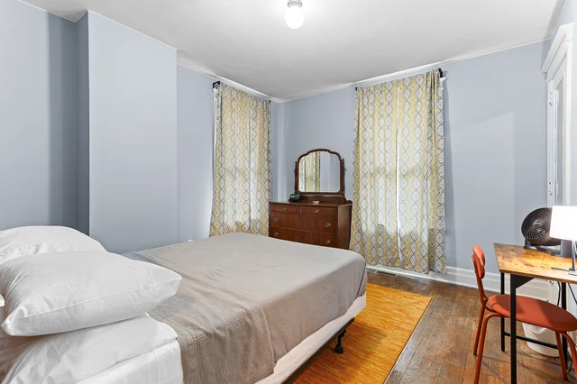 Bedroom 2 image 1