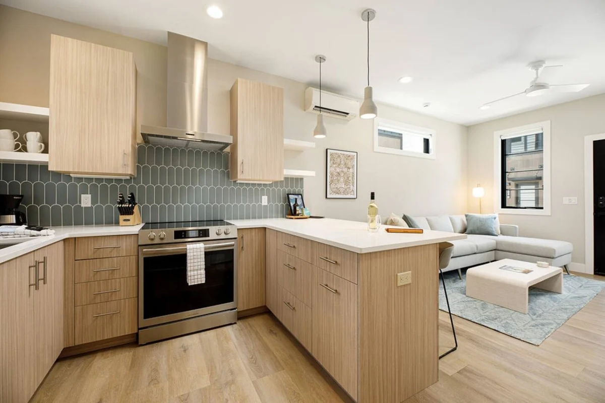 Hamilton Place, Lakestone, Near Downtown Beaches property photo 4