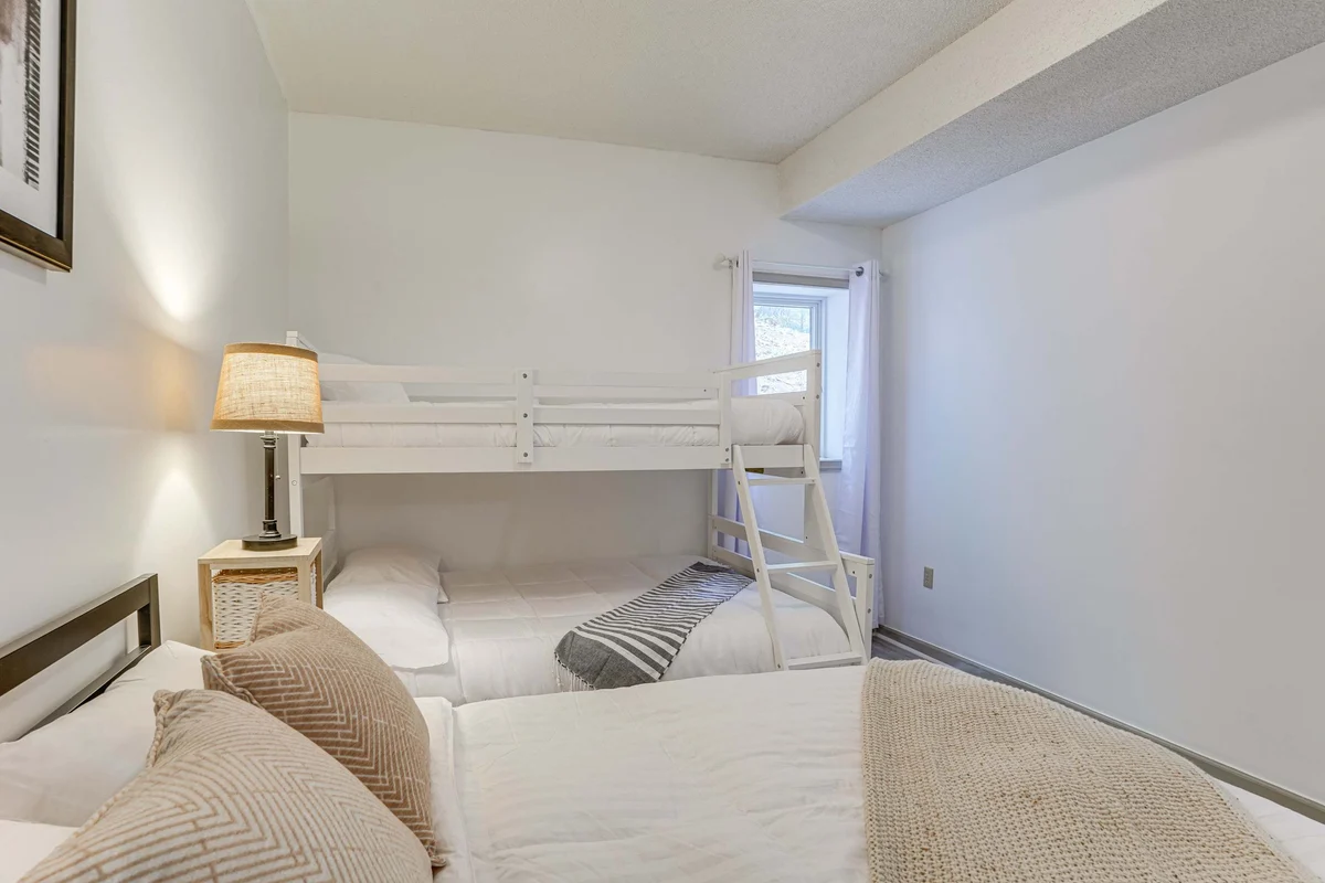 Bedroom 6 image 1
