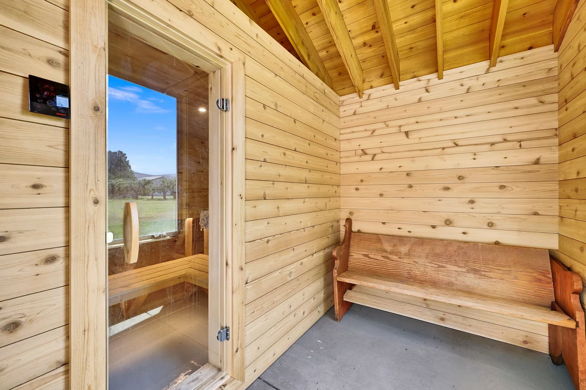 Luxurious Lake-View Retreat in Historic Old Huntsville Spa, Sauna, Hot Tub, Heated Driveway property photo 5