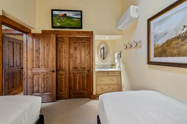 Guest Bedroom image 1