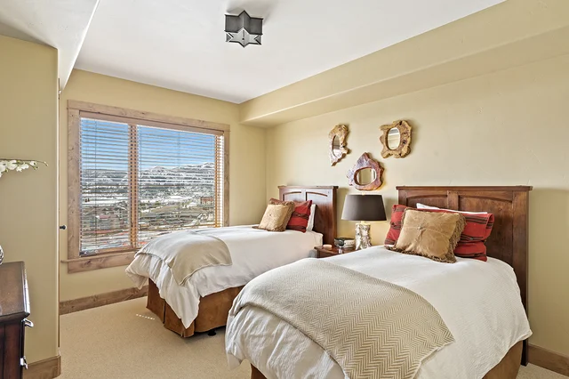 Guest Bedroom image 1