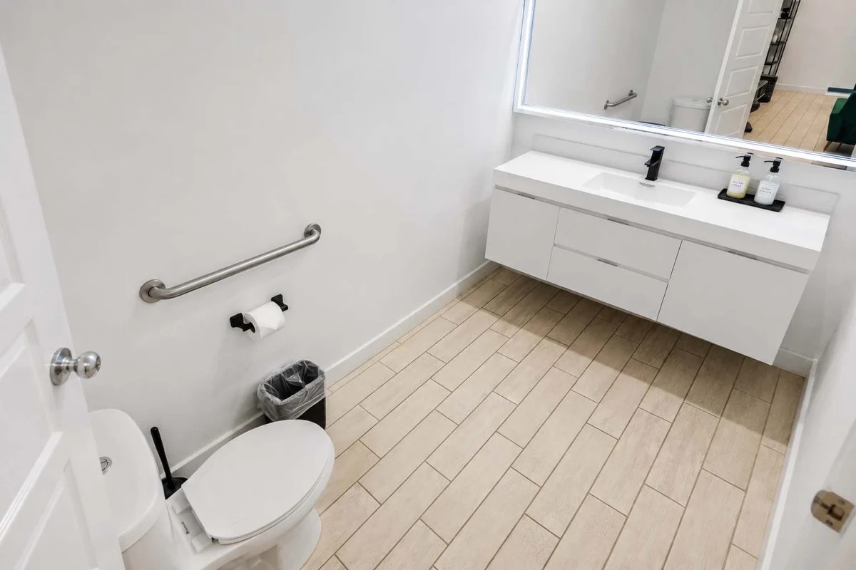 Montrose Rooftop Townhome, 3 Suites property photo 4