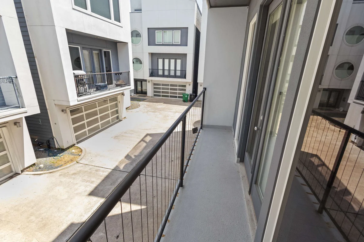 Montrose Rooftop Townhome, 3 Suites property photo 5