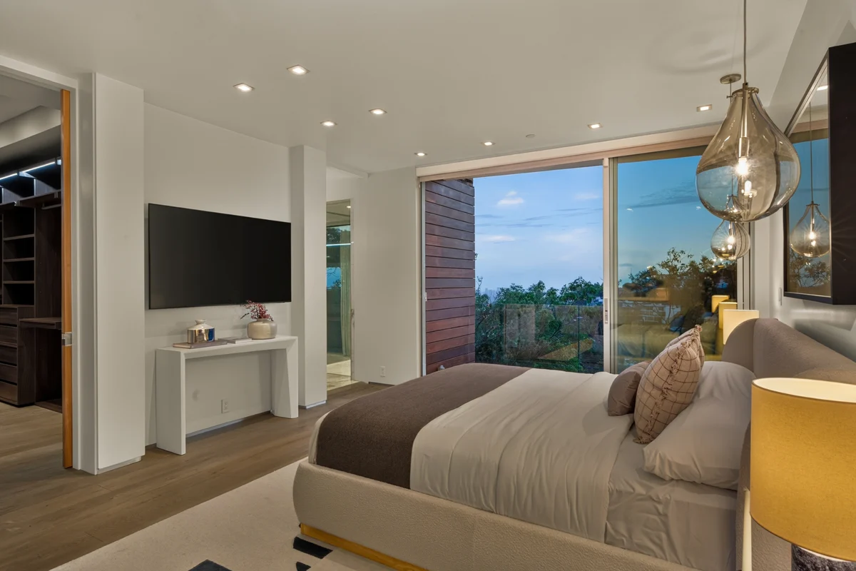 Bedroom 1 image 1