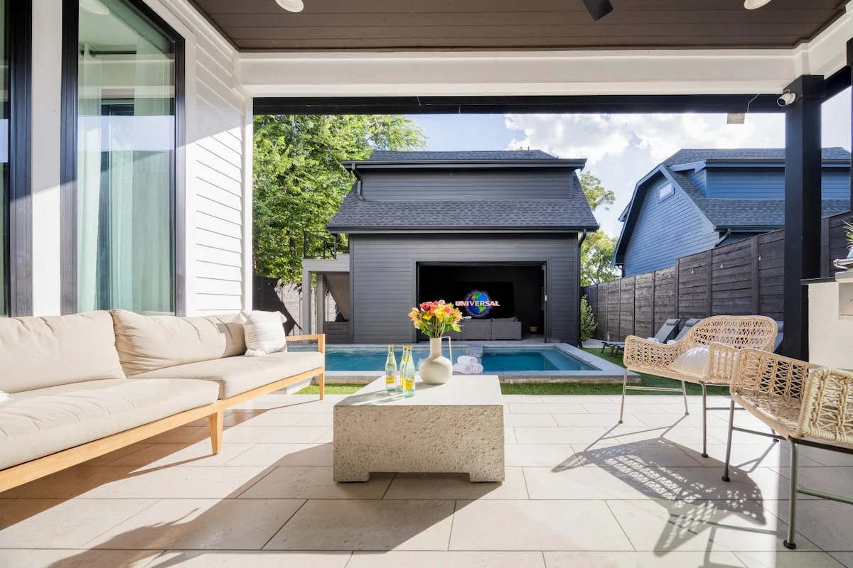 Amenities Pool, Hot Tub, Theater, Outdoor kitchen property photo 1