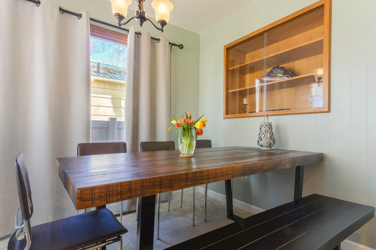 Cozy CDA Home with Fireplace, Fenced Yard & Fast WiFi property photo 4