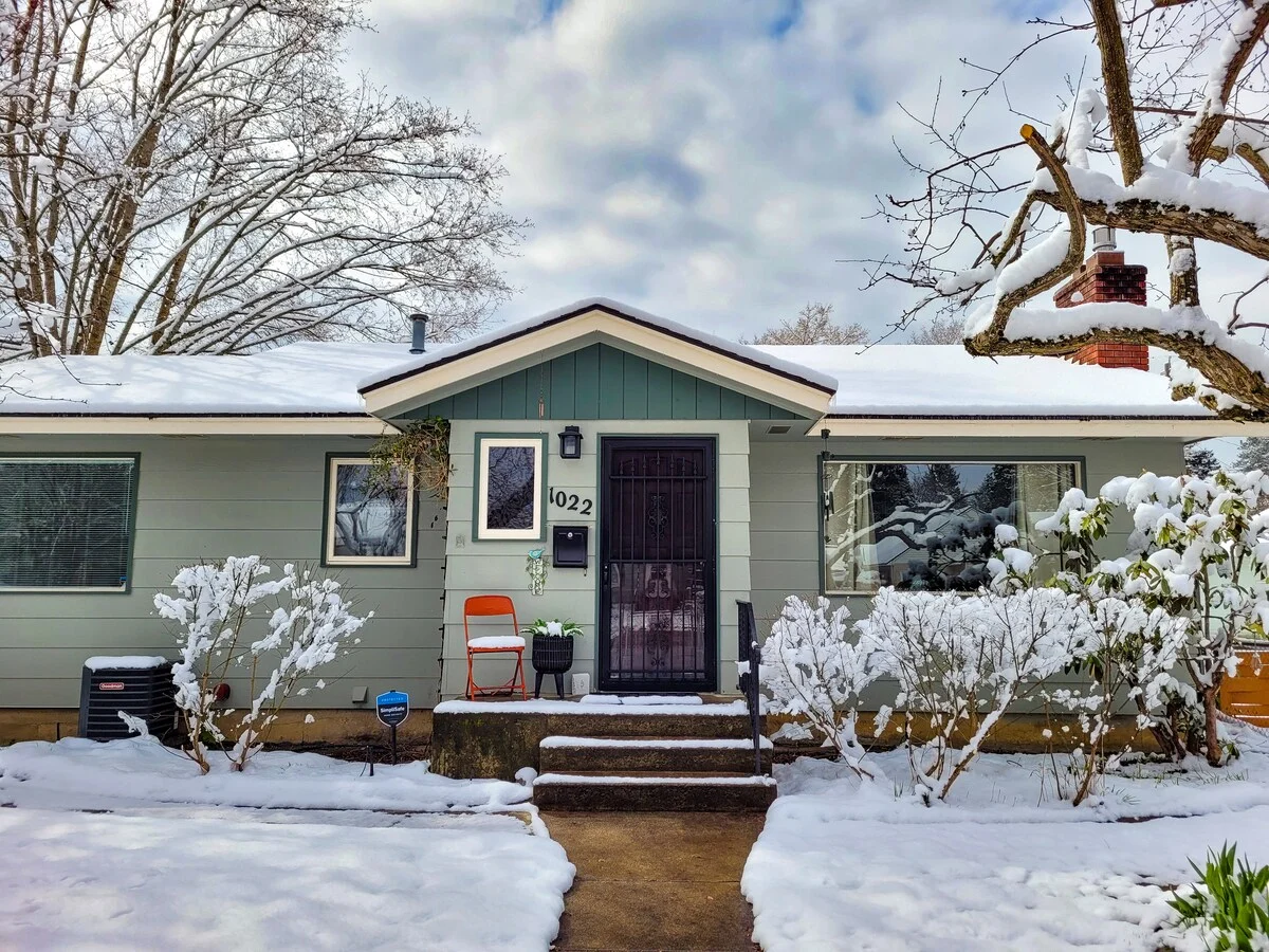 Cozy CDA Home with Fireplace, Fenced Yard & Fast WiFi property photo 2