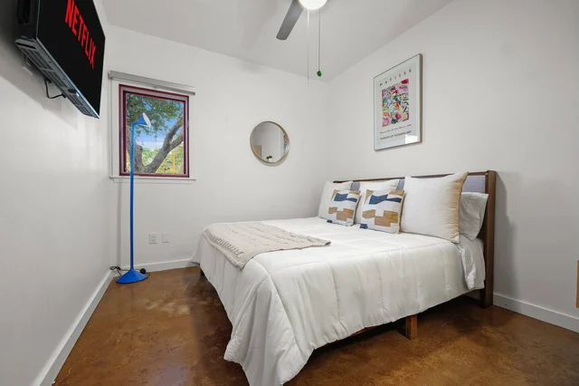 Bedroom 5 image 1