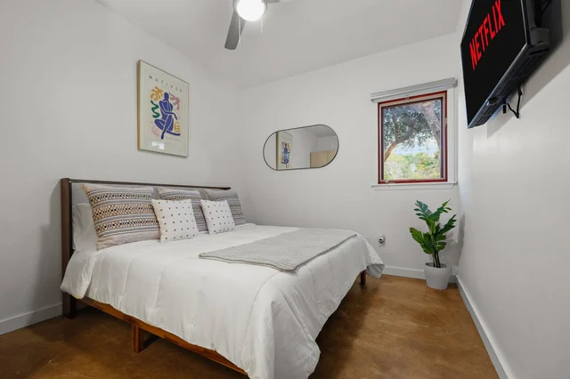 Bedroom 6 image 1