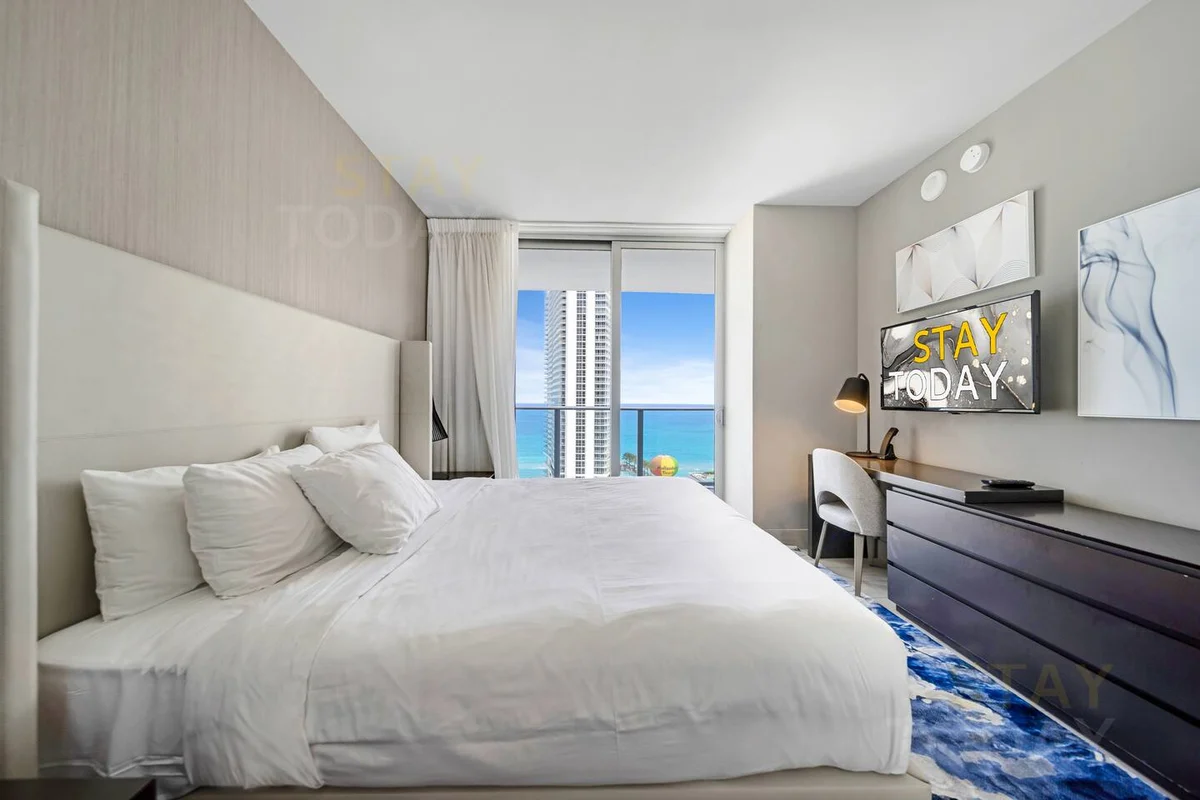 Condo in Hollywood property photo 4