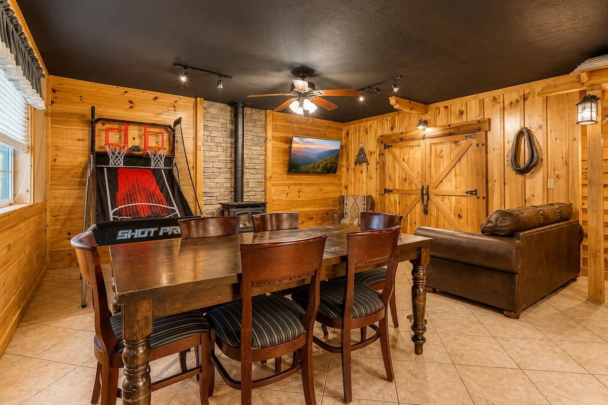 5 King Bedroom Mtn Lodge Hot Tub, Yard, & Games property photo 2
