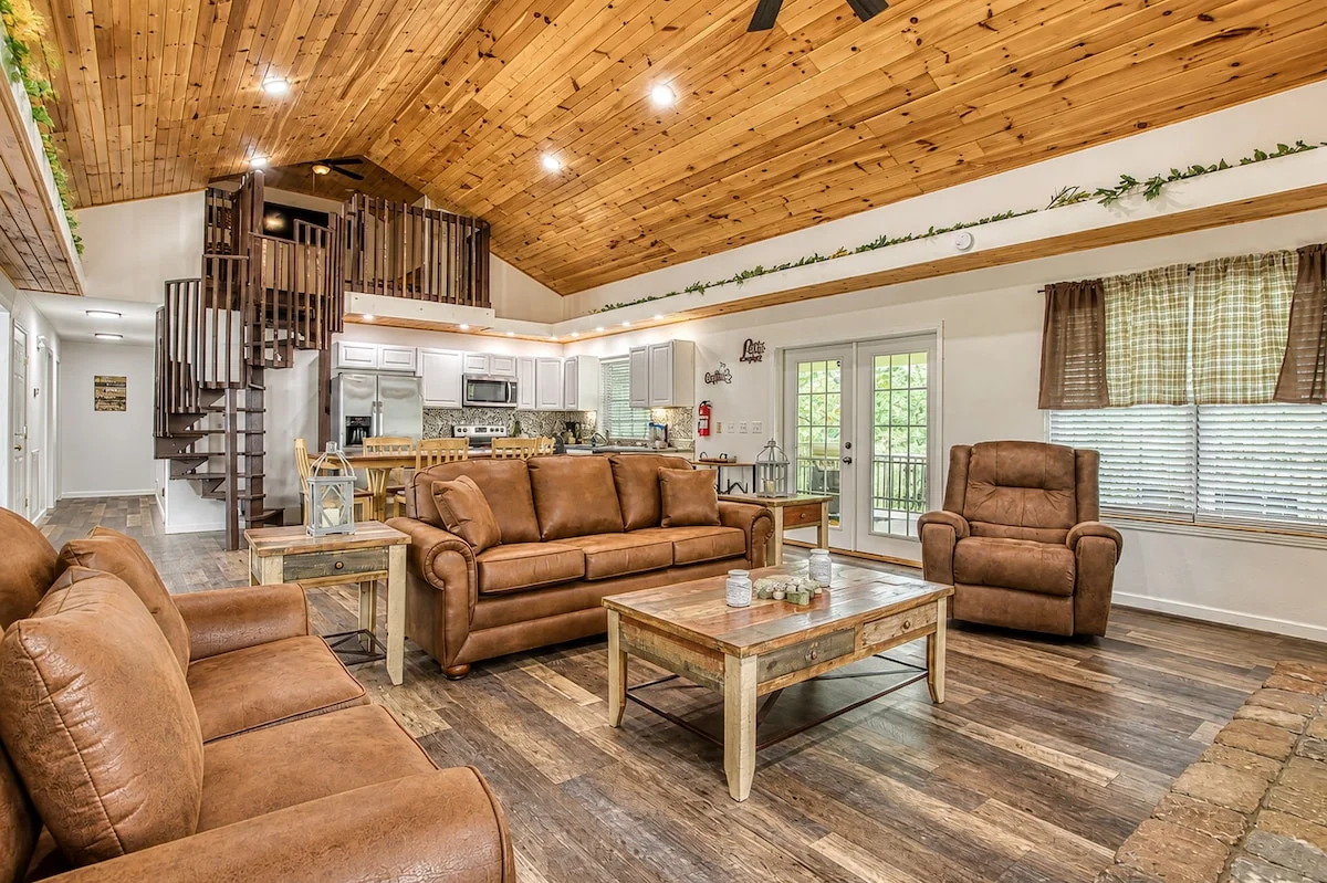 5 King Bedroom Mtn Lodge Hot Tub, Yard, & Games property photo 1