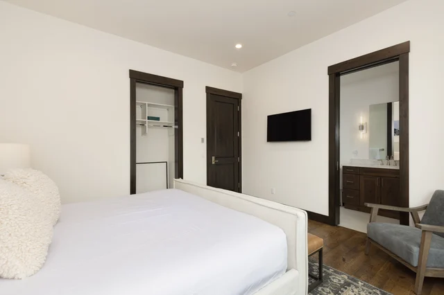 Bedroom 1 image 1