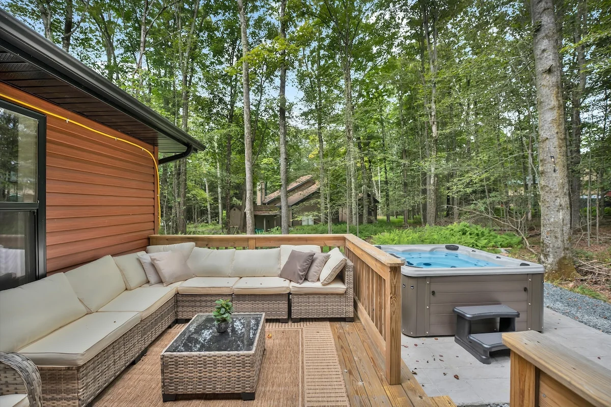 Hot Tub, Luxe, Game Room, Open Concept, Privacy property photo 3