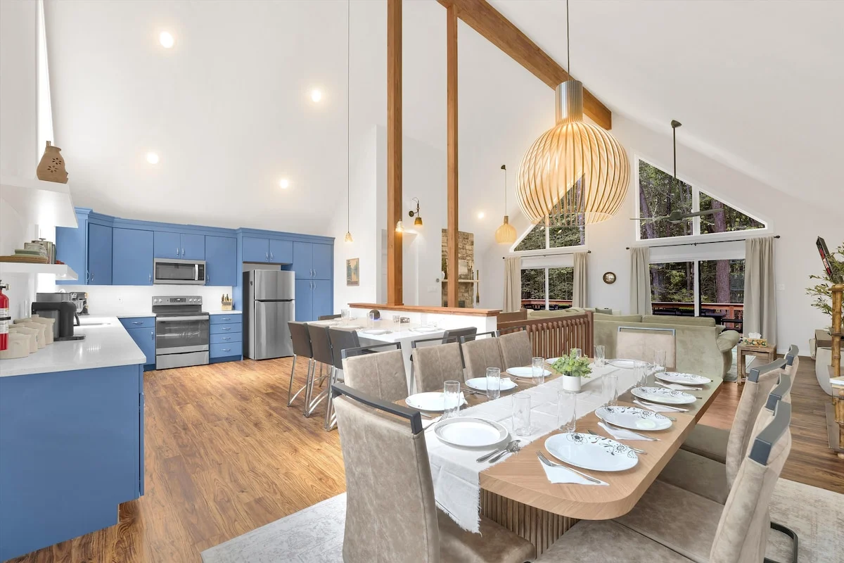 Hot Tub, Luxe, Game Room, Open Concept, Privacy property photo 5