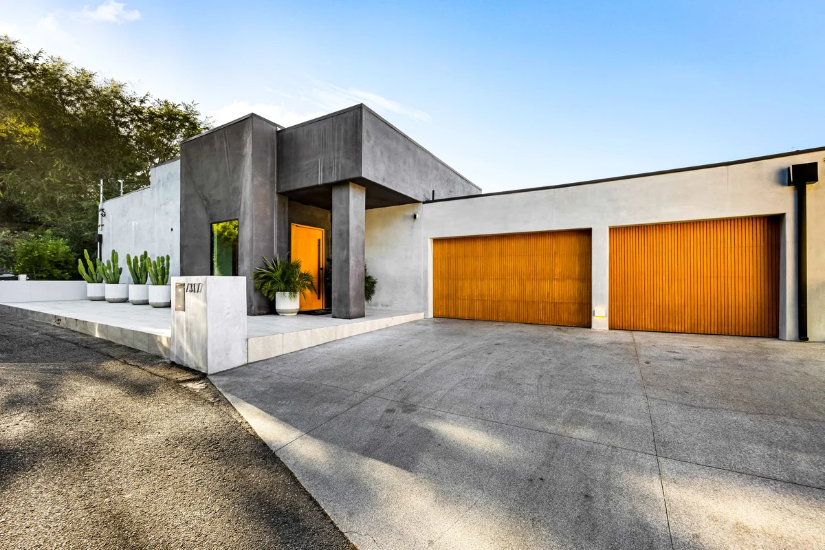 Caverna Estate - Luxury Hollywood Hills Estate w/ Pool, Spa & Panoramic Views property photo 2
