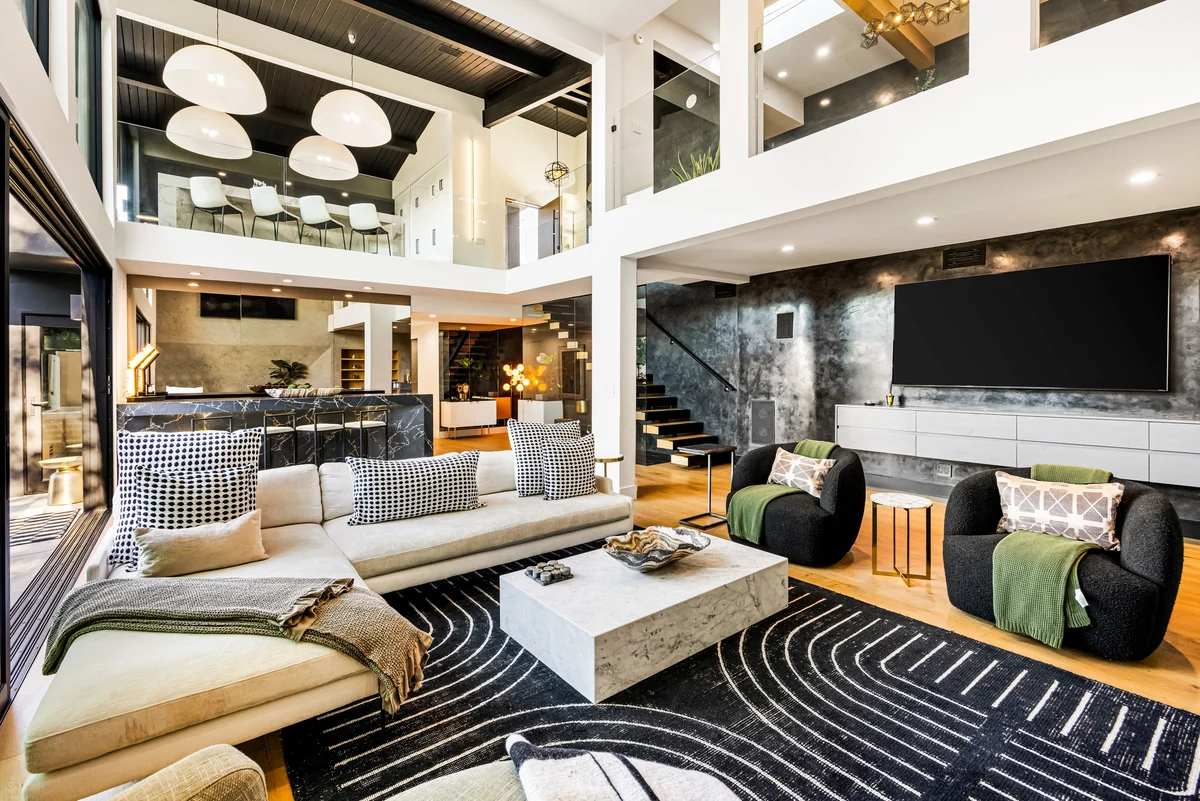 Caverna Estate - Luxury Hollywood Hills Estate w/ Pool, Spa & Panoramic Views property photo 3