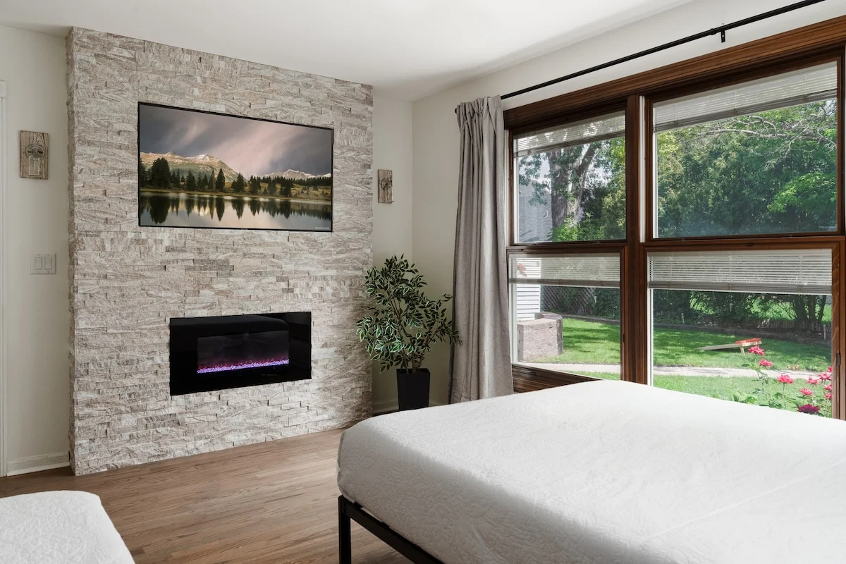 Stylish near ORD: games, yard, firepit, desk property photo 3