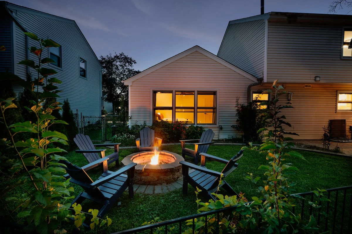 Stylish near ORD: games, yard, firepit, desk property photo 1