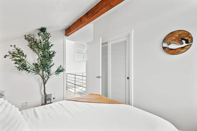 Bedroom 5 image 1