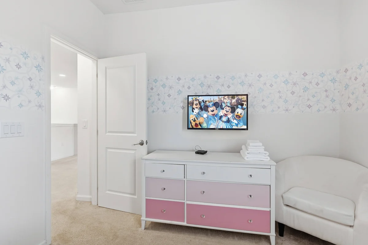 Bedroom 8 image 1