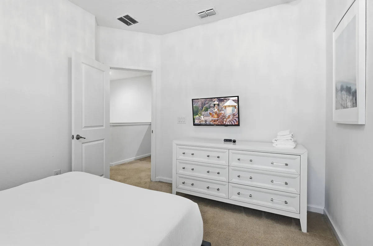 Bedroom 5 image 1
