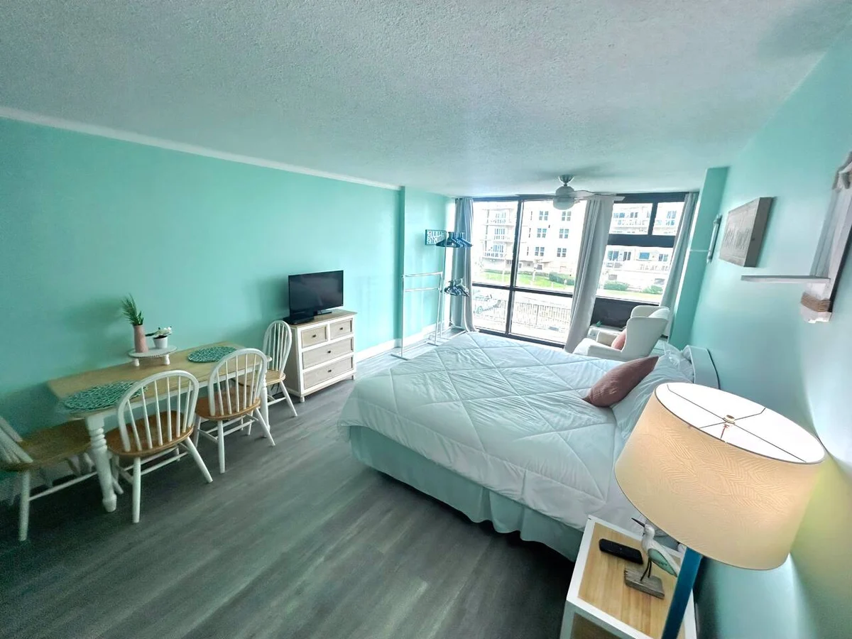 Oceanside Beachy King Studio w/pool & tiki bar property photo 5