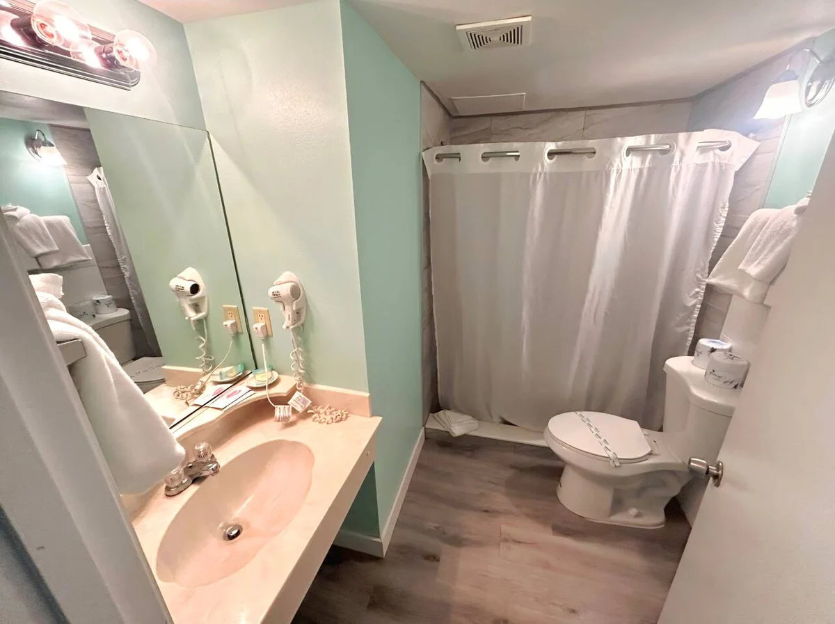 Oceanside Beachy King Studio w/pool & tiki bar property photo 4