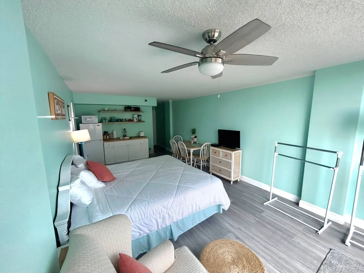 Oceanside Beachy King Studio w/pool & tiki bar property photo 2