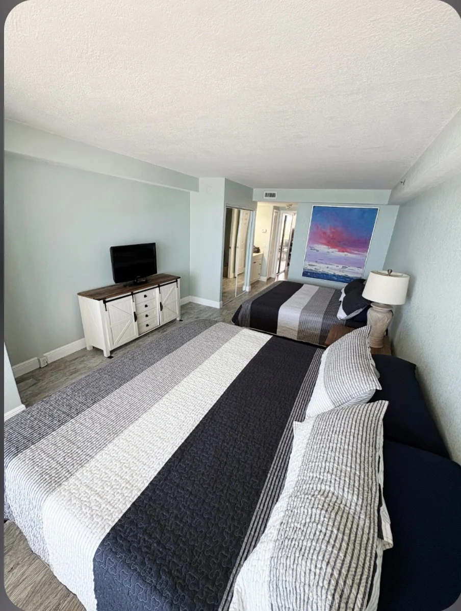 Updated w/balcony, pool, hot tub property photo 4