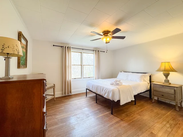 Guest Bedroom 2 image 1