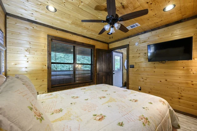 Bedroom 1 image 1