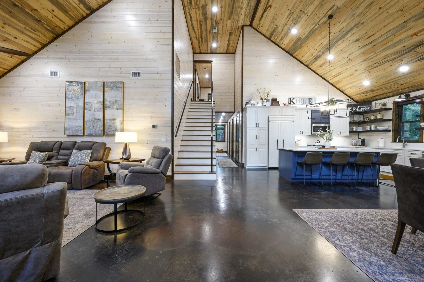Mystic River Retreat, a five-bedroom Broken Bow cabin with hot tub and patio in the pines