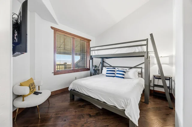 Bedroom 1 image 1