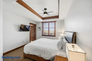 Bedroom 9 image 1