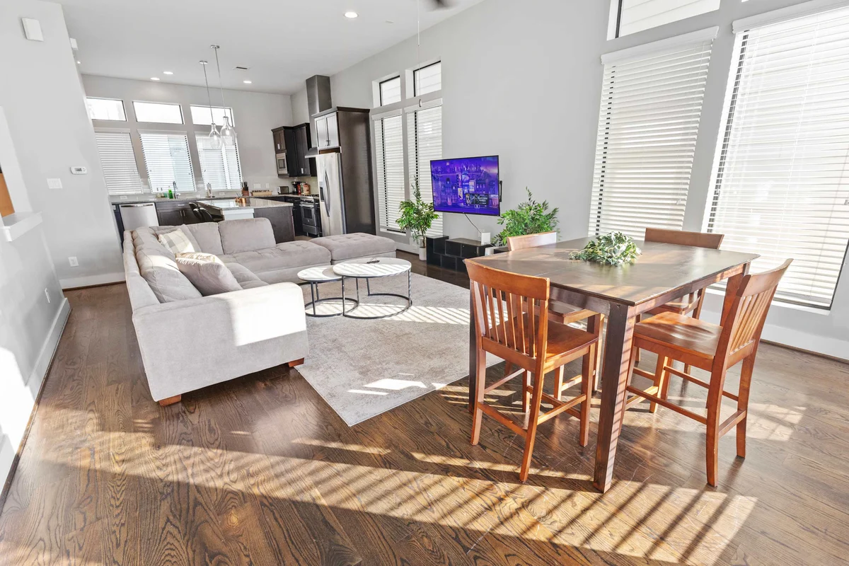 Houston Townhome w/ Skyline Views & Rooftop Patio property photo 4